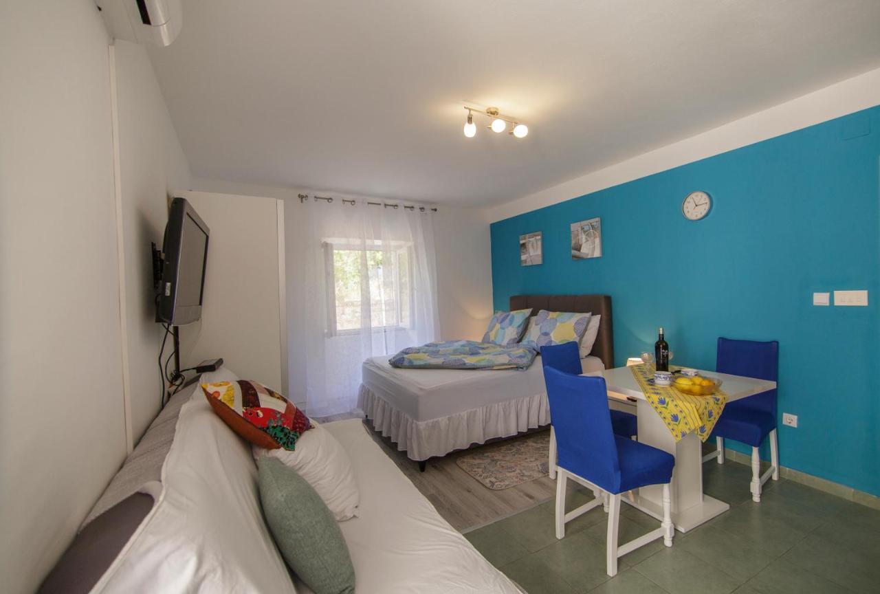 Apartment Filomena In The Center Komiza Exterior photo