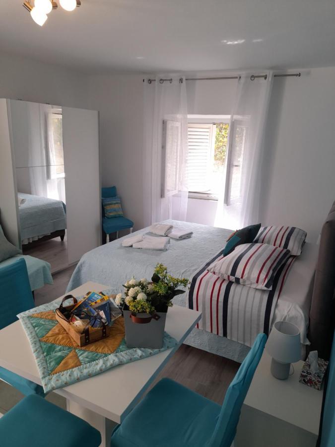 Apartment Filomena In The Center Komiza Exterior photo