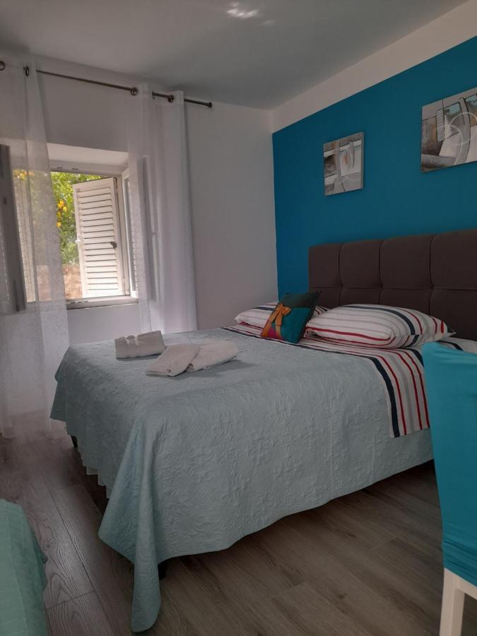 Apartment Filomena In The Center Komiza Exterior photo
